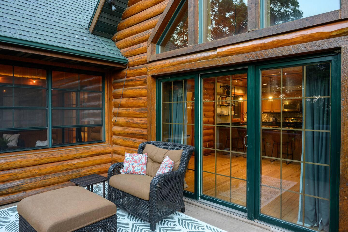 Outdoor dining on the deck